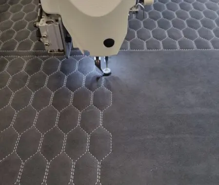 Dekoracyjne przeszycie typu diamond na fotelu samochodowym